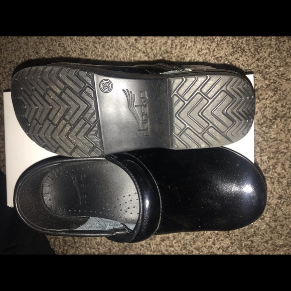 Size 5 Dansko Clog - Picture 1 of 3